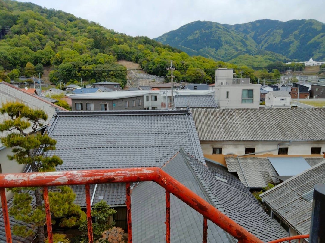 写真: 屋上からの眺め。山々が美しい可部の景色