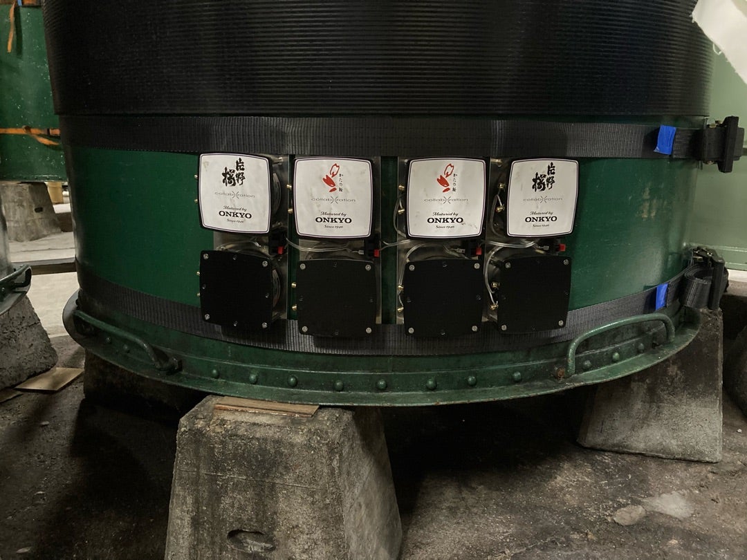 写真:音響による日本酒への影響を研究しているタンク