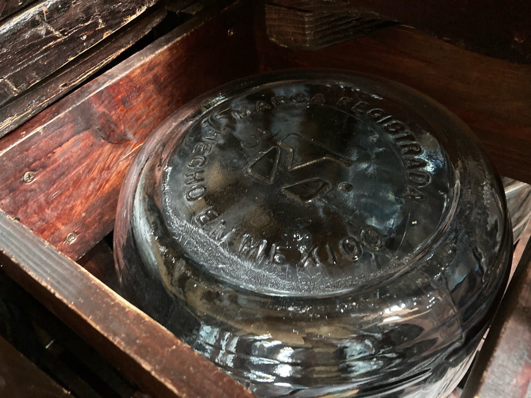 写真:テキーラ用の瓶にはメキシコの文字
