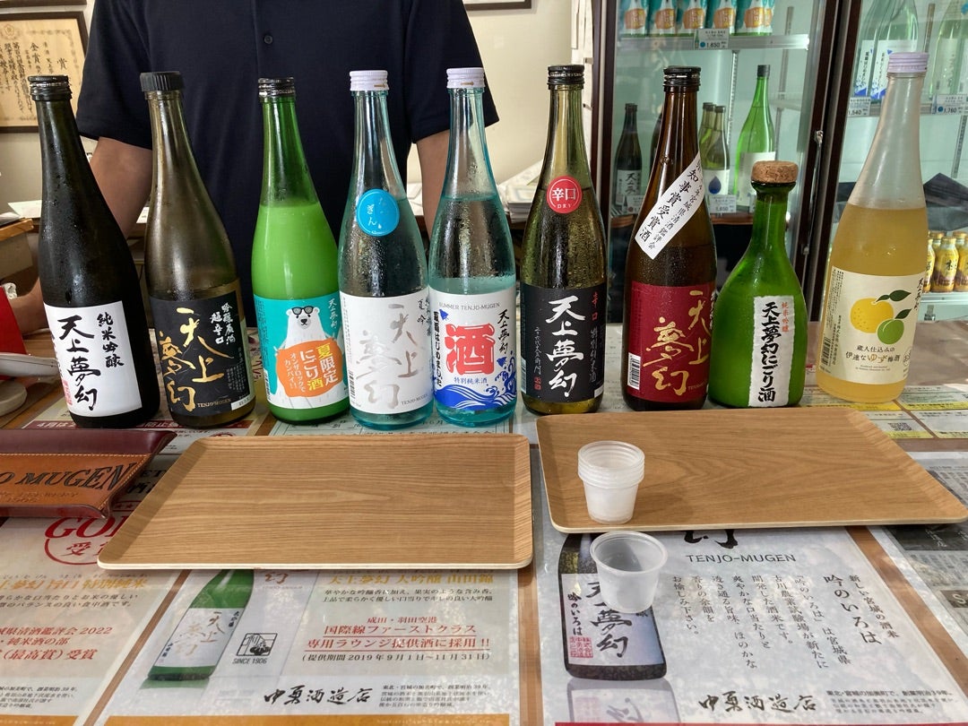写真:企画用のお酒を吟味…