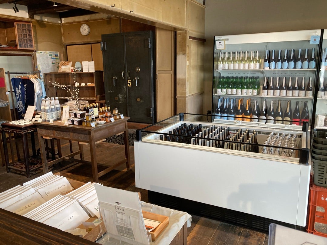 写真:日本酒や地元の名産品の販売コーナー