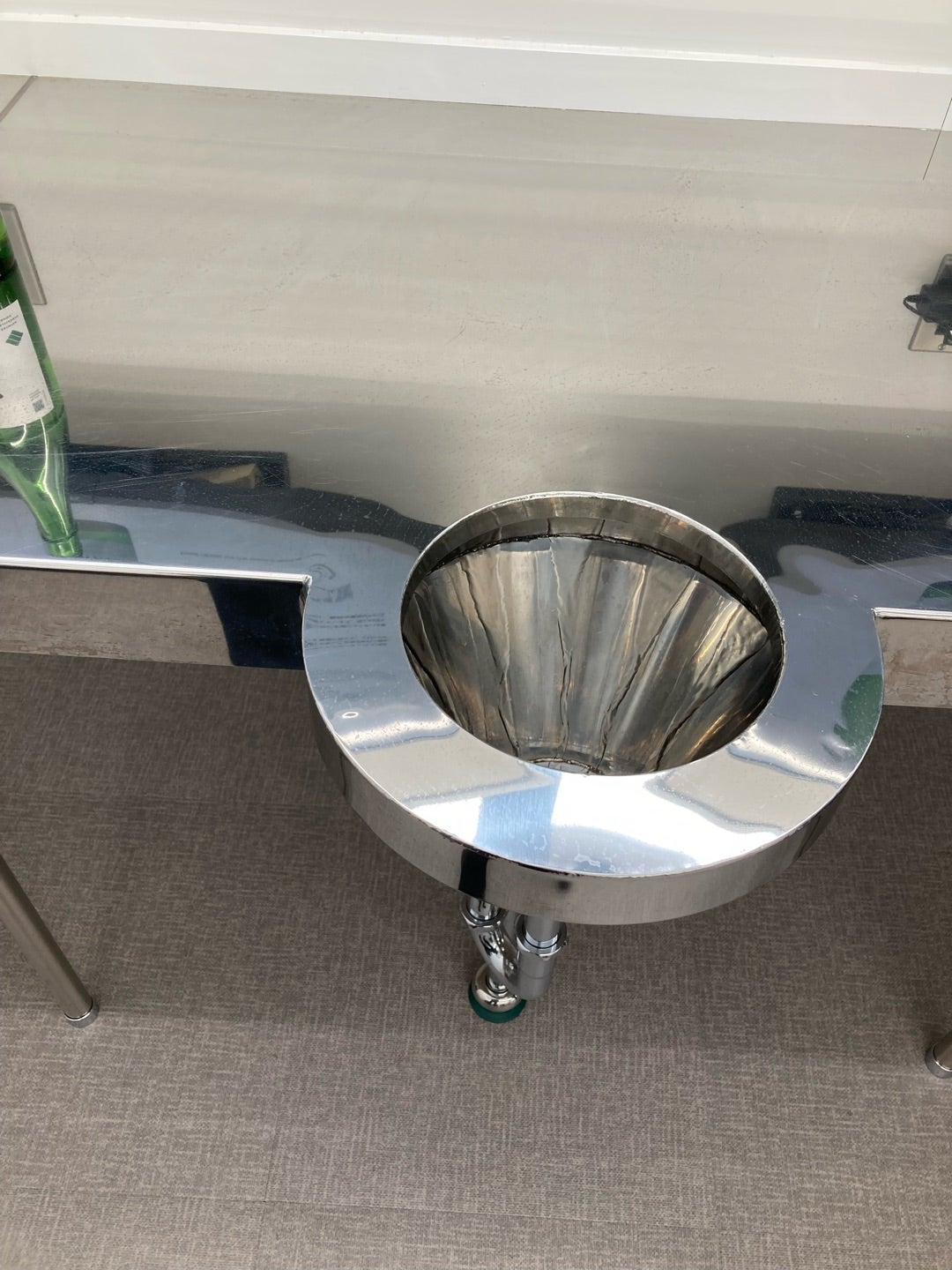 写真:近代的な水が流れる仕組みの吐器